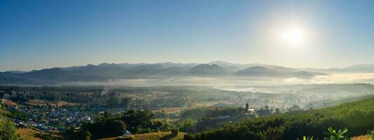 soluppgång och hav av moln över pai distrikt på soluppgång från yun lai synpunkt. pai, mae hong son. foto