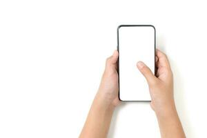 barn hand innehav svart smartphone med vit skärm för annonsera eller baner isolerat foto