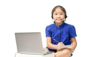 söt asiatisk flicka studerande ha på sig hörlurar studie uppkopplad isolerat foto