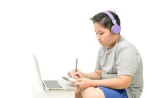 fet pojke studerande ha på sig hörlurar studie uppkopplad med lärare isolerat foto