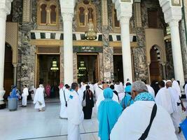 mecka, saudi Arabien, april 2023 - pilgrimer från annorlunda länder av de värld stiga på masjid al-haram från bab fahd till prestera umrah på masjid al-haram, mecka. foto
