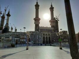 mecka, saudi Arabien, april 2023 - en skön dagtid se av de yttre gård av masjid al-haram, mecka. foto