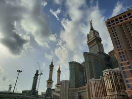 mecka, saudi Arabien, april 2023 - en skön dagtid se av de makkah klocka torn från de gård av masjid al-haram, mecka. foto