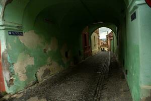 medeltida gata med historisk byggnader i de hjärta av Rumänien. sibiu de östra europeisk citadell stad. resa i Europa foto