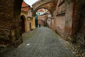 medeltida gata med historisk byggnader i de hjärta av Rumänien. sibiu de östra europeisk citadell stad. resa i Europa foto