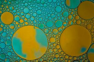 mång färgad olja cirklar på de vatten, färgrik bakgrund foto