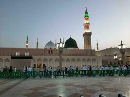 medina, saudi Arabien, Maj 2023 - skön morgon- se av masjid al nabawi, medina. besökare, gårdar utanför de moské, skön lampor, och elektronisk paraplyer kan också vara sett. foto