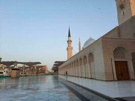 skön dagtid se av masjid al nabawi, medinas minareter och moské gård. foto