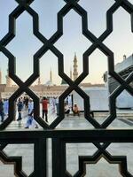 medina, saudi Arabien, Maj 2023 - en skön dagtid se av masjid al nabawi, medinas yttre gård, pilgrimer och moské baldakiner. foto