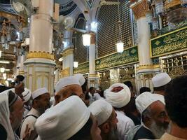 medina, saudi Arabien, Maj 2023 - muslim pilgrimer är gående till besök roza rasool på masjid al nabawi medina. foto