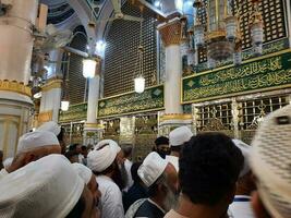 medina, saudi Arabien, Maj 2023 - muslim pilgrimer är gående till besök roza rasool på masjid al nabawi medina. foto