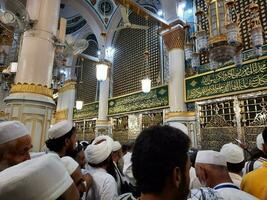 medina, saudi Arabien, Maj 2023 - muslim pilgrimer är gående till besök roza rasool på masjid al nabawi medina. foto