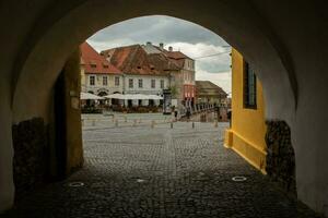 medeltida gata med historisk byggnader i de hjärta av Rumänien. sibiu de östra europeisk citadell stad. resa i Europa foto