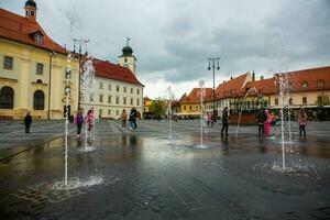 medeltida gata med historisk byggnader i de hjärta av Rumänien. sibiu de östra europeisk citadell stad. resa i Europa foto