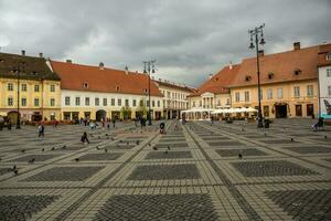 medeltida gata med historisk byggnader i de hjärta av Rumänien. sibiu de östra europeisk citadell stad. resa i Europa foto