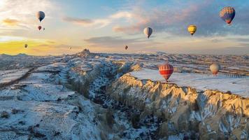 luftballonger flyger över Kappadokien på vintern foto