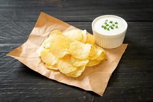 potatischips med gräddfilsås foto