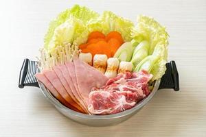 sukiyaki eller shabu hot pot soppa med rått kött och grönsaker - japansk matstil foto