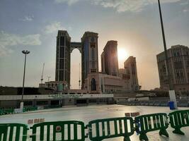 mecka, saudi Arabien, juni 2023 - en skön se av de solnedgång Bakom de jabal omar bostads- komplex i främre av masjid al haram i mecka. foto