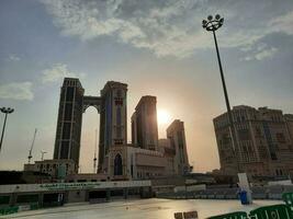 mecka, saudi Arabien, juni 2023 - en skön se av de solnedgång Bakom de jabal omar bostads- komplex i främre av masjid al haram i mecka. foto