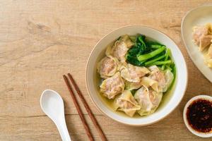 fläsk wonton soppa eller fläsk dumplings soppa med grönsaker - asiatisk matstil foto