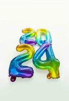 2024 ny år begrepp förbi regnbåge folie ballonger tal. foto