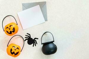 tom vit halloween kort med pumpor och spindlar. baner inbjudan mockup. foto