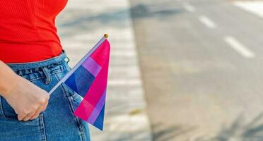 kön queer. bisexuell stolthet flagga. selektiv fokus. foto