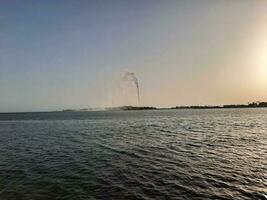 jeddah, saudi Arabien, juni 2023 - en skön se av de solnedgång på jeddah corniche i de kväll. foto