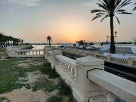 jeddah, saudi Arabien, juni 2023 - en skön se av de solnedgång på jeddah corniche i de kväll. foto