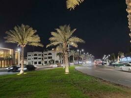 jeddah, saudi Arabien, juni 2023 - skön se av bilar och träd på jeddah corniche väg på natt. foto