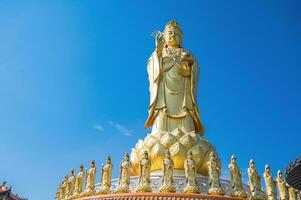 guanyin guddress med skön himmel på foguangshan thaihua tempel thailand.fo guang shan är ett av de fyra stor buddist organisationer i taiwan foto