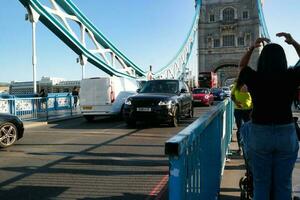 skön låg vinkel se av central London och väg med trafik och människor. de bild var fångad på torn bro London England bra storbritannien på värma solig dag av 04 juni 2023 foto