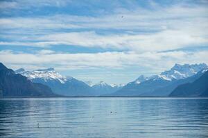 berg och vatten bakgrund se. sjö Genève vevey, schweiz. foto