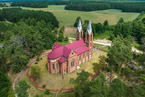 antenn se på neo gotik eller barock tempel eller katolik kyrka i landsbygden foto