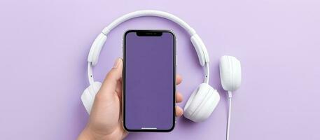 en person innehav en telefon med hörlurar på en lila bakgrund skapas med generativ ai teknologi foto