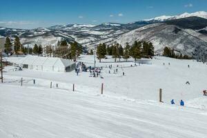 vail åka skidor tillflykt stad och åka skidor berg i colorado foto