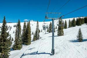 vail åka skidor tillflykt stad och åka skidor berg i colorado foto