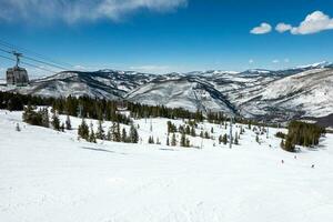 vail åka skidor tillflykt stad och åka skidor berg i colorado foto