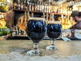 mörk stout öl i glas på de bryggeri foto