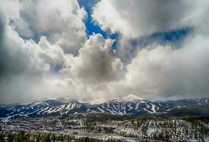 skön solnedgång över breckenridge colorado åka skidor tillflykt stad foto