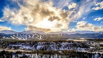 skön solnedgång över breckenridge colorado åka skidor tillflykt stad foto