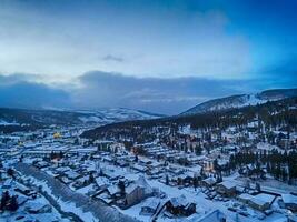 skön solnedgång över breckenridge colorado åka skidor tillflykt stad foto