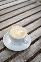 cappuccino kopp på trä bakgrund foto