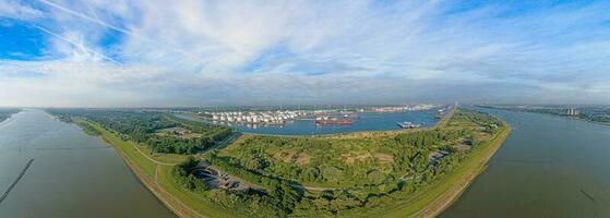 panorama- Drönare bild från hamn rotterdam med stor transport fartyg foto