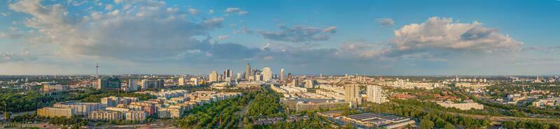 bred vinkel Drönare panorama över de tysk stad frankfurt am huvud under solnedgång foto