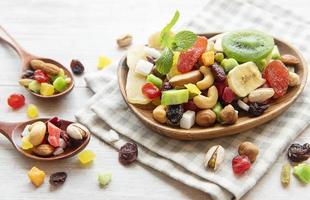skålar med olika torkade frukter och nötter foto