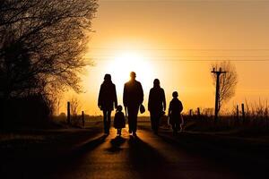 silhuetter av en familj gående längs en Land väg i de kväll generativ ai foto