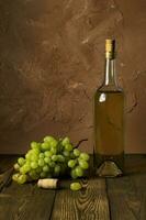 glas flaska av vin med korkar på trä- tabell bakgrund foto