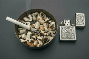 askkopp rökning cigarett lättare foto